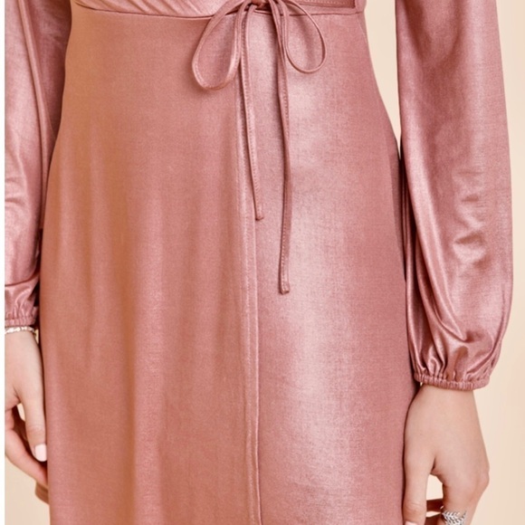 MI AMI, METALLIC, WRAP MINI DRESS. HIGH SHEEN FABRIC IN BLUSH PINK COLOR.SIZE M - Picture 2 of 8